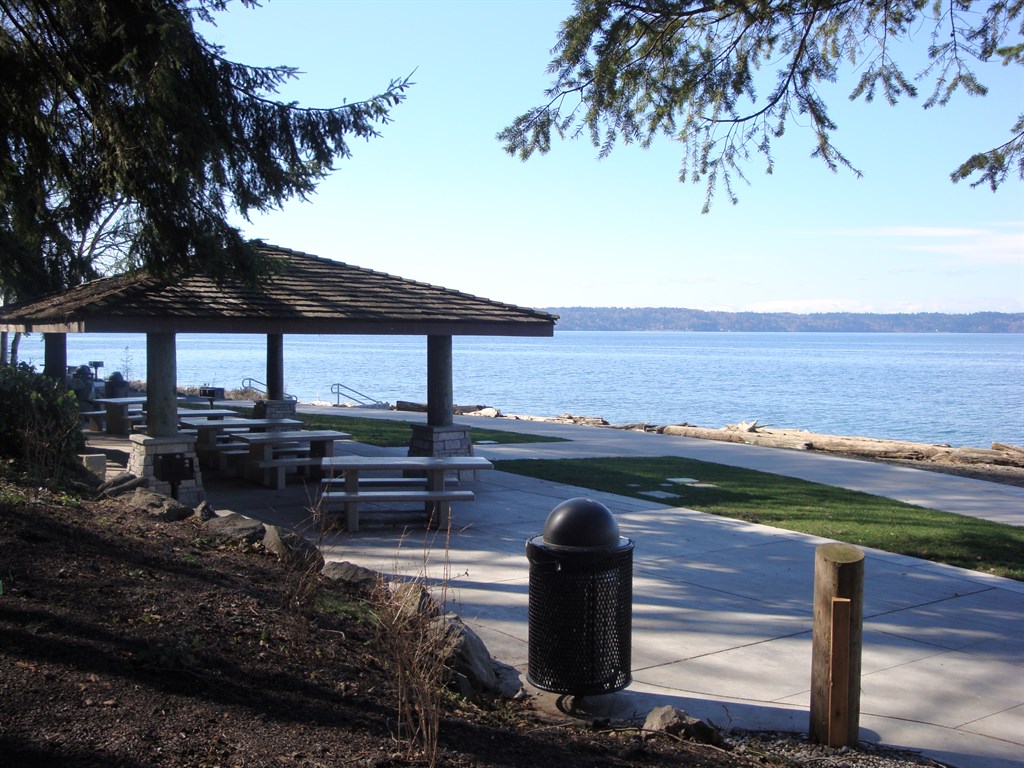 Waterfront beachfront hotel alternative in Seattle.